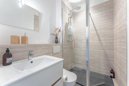 une salle de bain avec une douche, un lavabo et des toilettes dans l'établissement Lucia - Appt sur l'Île Feydeau au cœur de Nantes, à Nantes