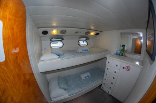 uma vista interior de um pequeno quarto num avião em Boat ALOHA em Barcelona