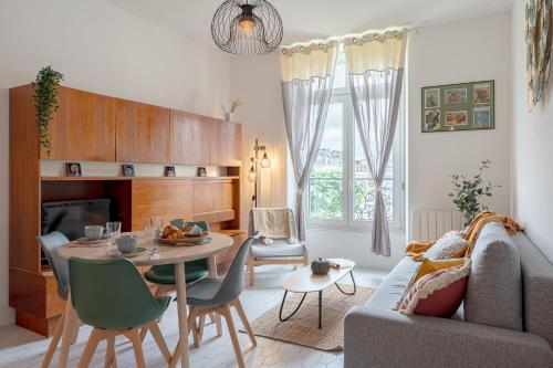 un salon avec une table et un canapé dans l'établissement Lucia - Appt sur l'Île Feydeau au cœur de Nantes, à Nantes