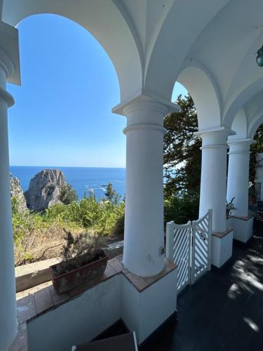 una vista sull'oceano dal portico di una casa di Monacone vista mare a Capri