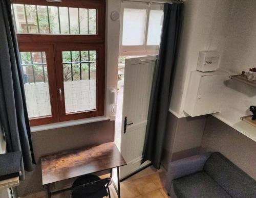 une petite cuisine avec une table et une fenêtre dans l'établissement Studio en plein cœur de South Pi, à Paris