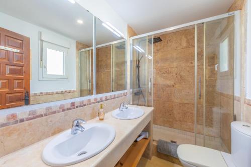 Koupelna v ubytování Casa con jardín, piscina, pista pádel