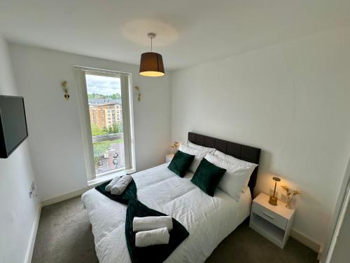 ein Schlafzimmer mit einem Bett mit einem Stuhl und einem Fenster in der Unterkunft Luxury 1 Bed Apartment Hemel Hempstead Sleeps 4 Luton Airport Nearby in Hemel Hempstead