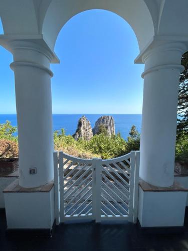 uma vista para o oceano a partir do alpendre de uma casa em Monacone vista mare em Capri