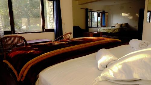 twee bedden in een hotelkamer met twee bedden bij Ladakh Eco House in Leh