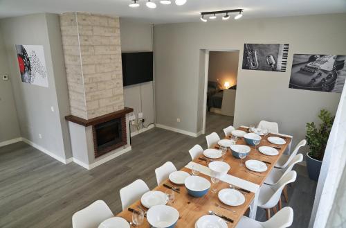 a dining room with a table and a fireplace at VILLA Formonte in Los Ángeles de San Rafael