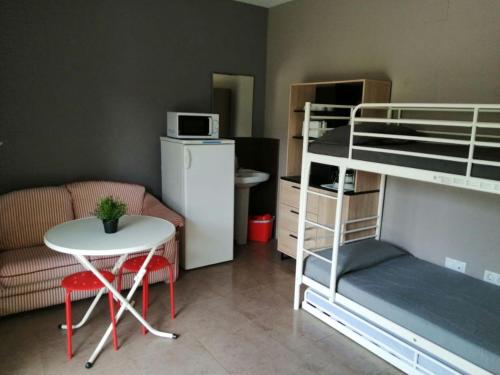 uma sala de estar com um beliche e uma mesa em Hostel Backpacker SOLOPUENT 3000 em Castiello de Jaca
