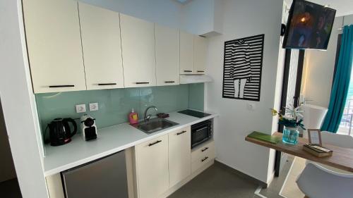 Kuchyň nebo kuchyňský kout v ubytování Rethymno Hills Apartments