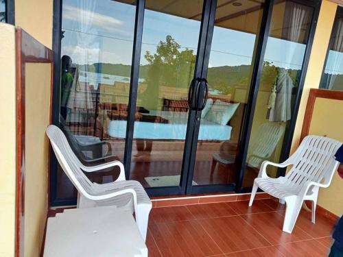 Bazén v ubytování Phi Phi Sand Sea View Resort nebo v jeho okolí