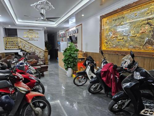 eine Gruppe von Motorrädern, die in einem Zimmer geparkt werden in der Unterkunft Hoàng Gia Hotel Royal 