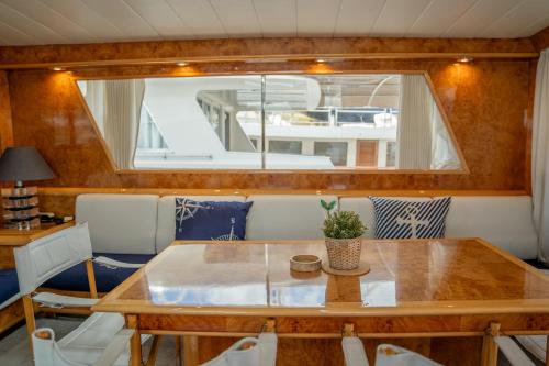 ein Esszimmer mit einem Tisch und einem Boot in der Unterkunft Boat ALOHA in Barcelona