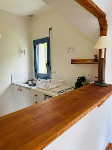 une cuisine avec un comptoir en bois dans une pièce dans l'établissement Port Manec'h, superbe maison au dessus de la plage, à Névez