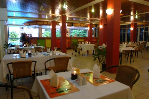 מסעדה או מקום אחר לאכול בו ב-Hexagon International Hotel, Villas & Spa