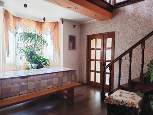 a living room with a bench and a window at "У Яслигана" in Pilipets