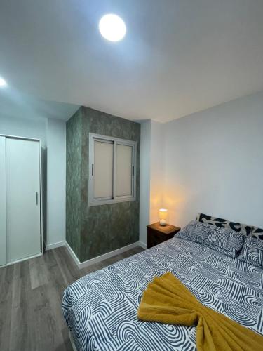 1 dormitorio con 1 cama extragrande y ventana en CoLiving El Juanito, en Las Palmas de Gran Canaria