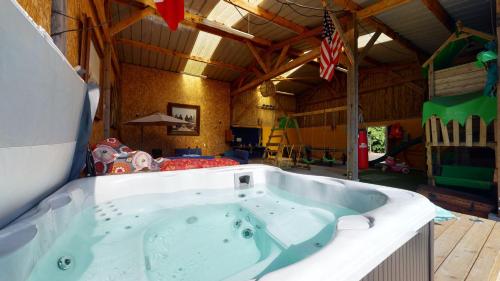 un jacuzzi au milieu d'une pièce dans l'établissement Cornillières Maisonnettes 35 pers jacuzzi, jeux, à Tessy-sur-Vire