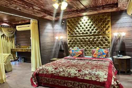 ein Schlafzimmer mit einem großen Bett und Holzwänden in der Unterkunft HOTEL SHAILLY INN in Ahmedabad