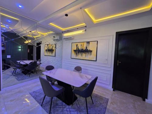 a meeting room with a table and chairs at Genesis Grid Homes "Aspen" in Lagos