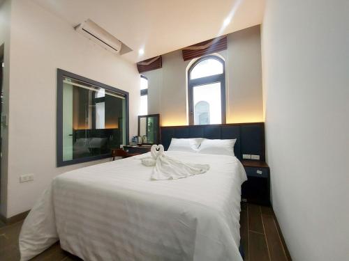 1 dormitorio con 1 cama blanca grande con arco en Hany Homestay - Vinhomes Ocean Park, en Hòa Bình