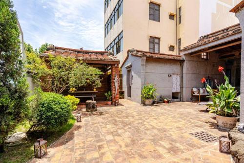 Κήπος έξω από το 臺窩灣台南包棟民宿Taiwan Heritage House A Cultural Stay in Tainan 全新房間2-12人4房6衛4床2廳1廚房
