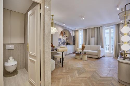 un salon avec un canapé et une table dans l'établissement Residence in the Marais with Air-conditioned by Studioprestige, à Paris