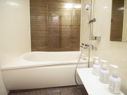 Das Bad ist mit einer Badewanne und einer Dusche ausgestattet. in der Unterkunft gamo house - Vacation STAY 18292v in Sakaide