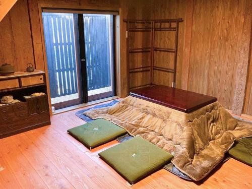 ein großes Bett in einem Zimmer mit großen Fenstern in der Unterkunft gamo house - Vacation STAY 18292v in Sakaide