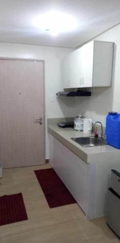 Kuchyň nebo kuchyňský kout v ubytování Comfy 1 Bedroom with Netflix & Free Wifi - Trees Residences Condominium