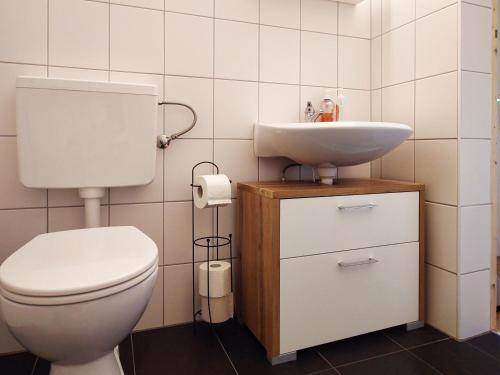 bagno con servizi igienici e lavandino di Monteurszimmer - Ruhig schlafen 