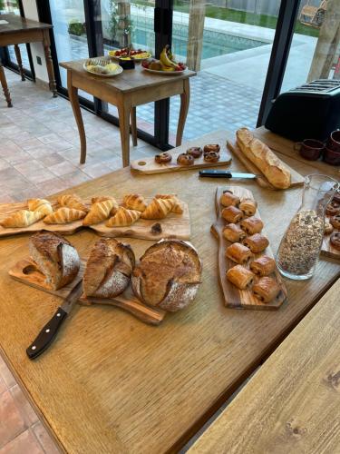 a table with various types of bread and pastries at L'Intemporel in Saint-Cyr-sur-Mer