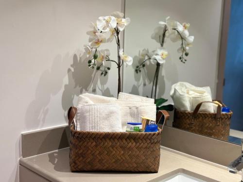 un bagno con due cesti di asciugamani e fiori di 125 By Skyhomes- 1br Yas Island a Abu Dhabi