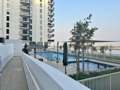 uma varanda com piscina e edifícios em 125 By Skyhomes- 1br Yas Island em Abu Dhabi