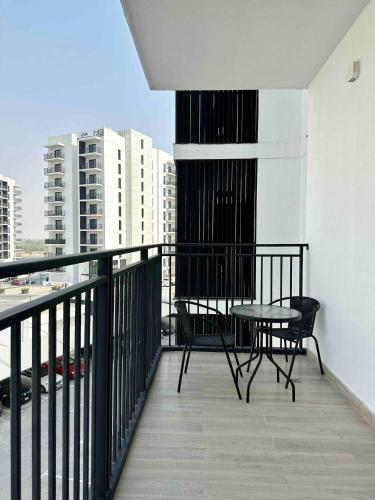 Yas Beach & Ferrari World 1br Waterfront Gymにあるバルコニーまたはテラス