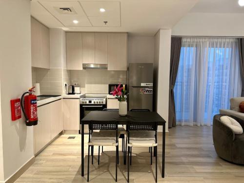 uma cozinha com mesa e cadeiras num quarto em Partial Canal View 1br Apartment Yas Island em Abu Dhabi