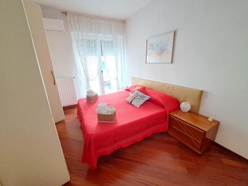- une chambre avec un lit rouge et une fenêtre dans l'établissement Aurora B&B, à Matera