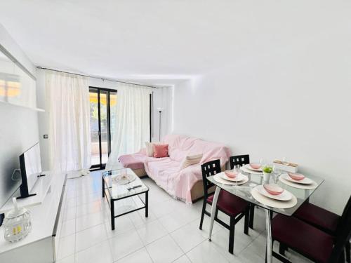 O zonă de relaxare la Apartamento con parking la Pineda Costa Dorada