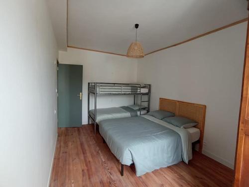 Mauléonにあるgîte au champ d'avoineの部屋にベッドが2つある寝室