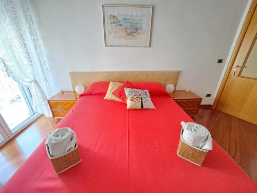 - une chambre avec un lit rouge et deux paniers dans l'établissement Aurora B&B, à Matera