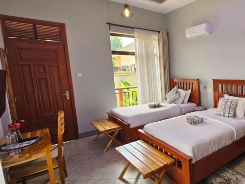 Ngateu的住宿－Medan Hotel，客房设有两张床和窗户。