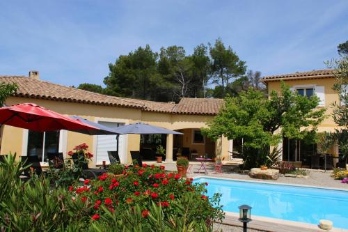 Bazén v ubytování Cottage Villa Peylon nebo v jeho okolí