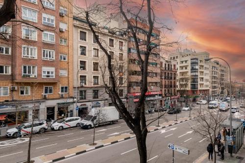 Madrid Embajadores II – 4-Bedroom Apartment with Balcony