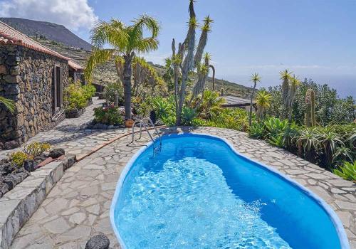 una piscina in mezzo a un cortile di Finca del Sur a Las Indias