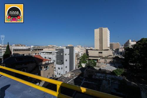 uma vista para o horizonte da cidade com edifícios em Ninna palatin em Haifa