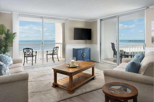 sala de estar con vistas al océano en Kingston Plantation Condos en Myrtle Beach