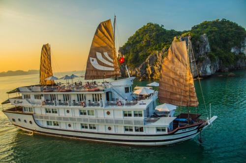 un barco con tres velas en el agua en Bhaya Halong Cruises, en Ha Long