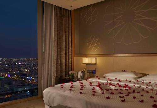 ein Schlafzimmer mit einem Bett mit roten Rosen darauf in der Unterkunft Hyatt Regency Riyadh Olaya in Riad