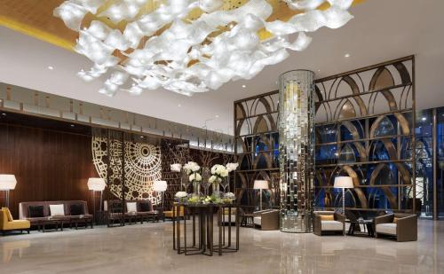 un vestíbulo de un hotel con una lámpara de araña en Hyatt Regency Riyadh Olaya en Riad