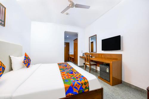 TV a/nebo společenská místnost v ubytování Hotel Exotica Leisure Valley, Gurgaon