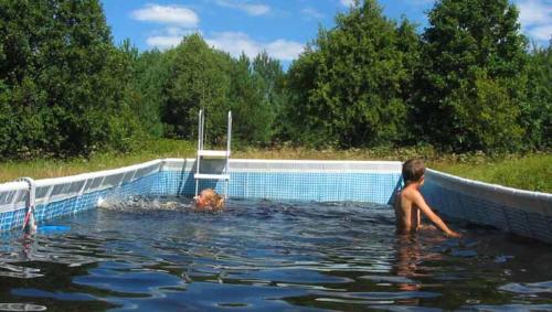 - deux enfants jouant dans une piscine dans l'établissement Usługi Turystyczne EKOTUR - Kraniec Świata, à Gołubie