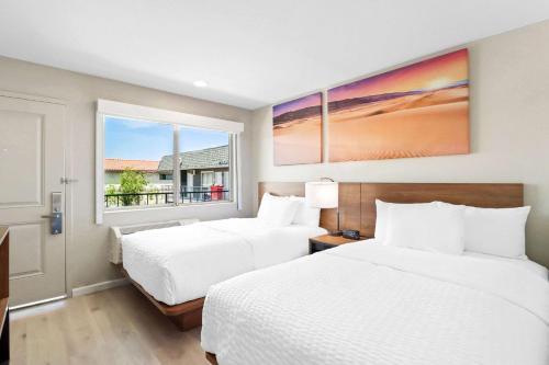um quarto com 2 camas e uma janela em Clarion Pointe Ridgecrest near China Lake Naval Station em Ridgecrest